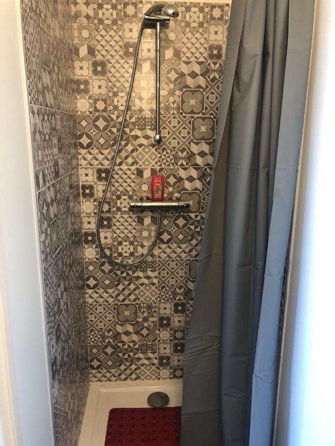 Grande Chambre 14 M2 Avec Salle De Bain Privative A Nanterre Prefecture Proche La Defense Arena Campus Sncf Et Paris Exterior foto